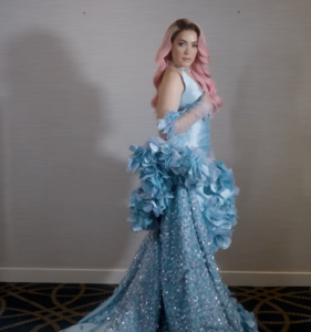 Karen Yapoort Vestido azul y cabello rosa en Premios Soberano 2024